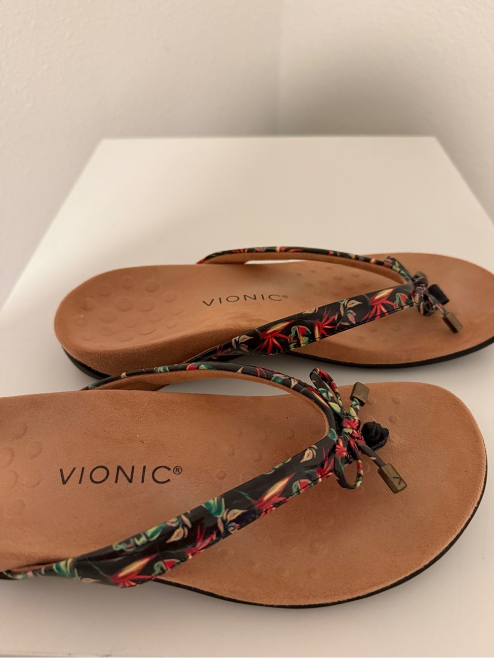 Vionic Women’s Floral-Print Thong Sandals - Black Strap, Brown Footbed